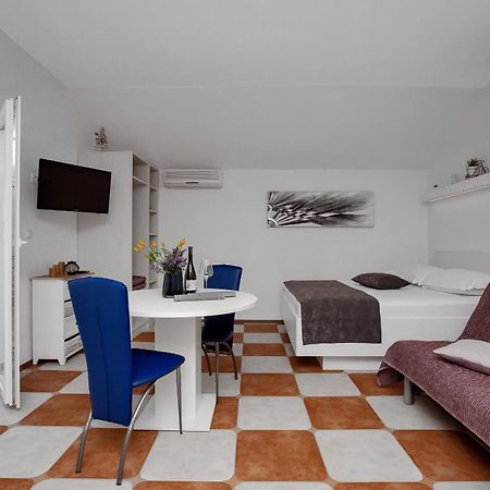 Apartments By The Sea Drasnice, Makarska - 2581 الغرفة الصورة
